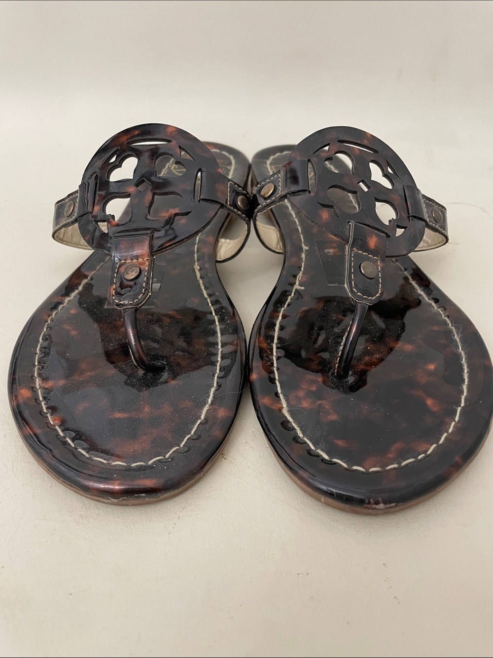 Women's Tortoiseshell Thong Sandals - Glossy Brown